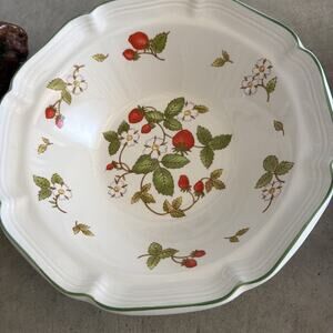 Hankook China HNK2 Strawberries Pattern Round Vegetable 9 1/8"